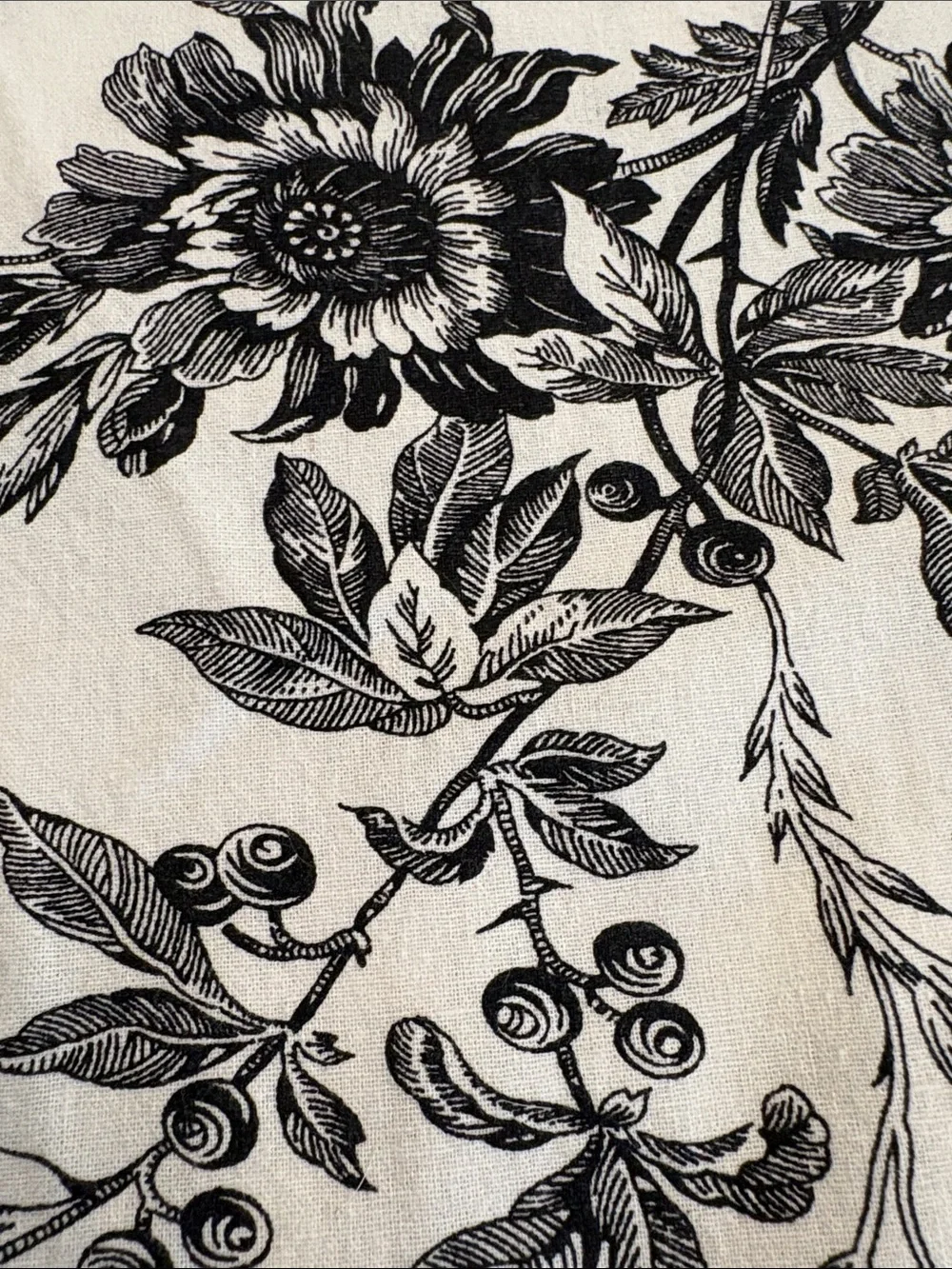 Black and White Floral Oblong Tablecloth